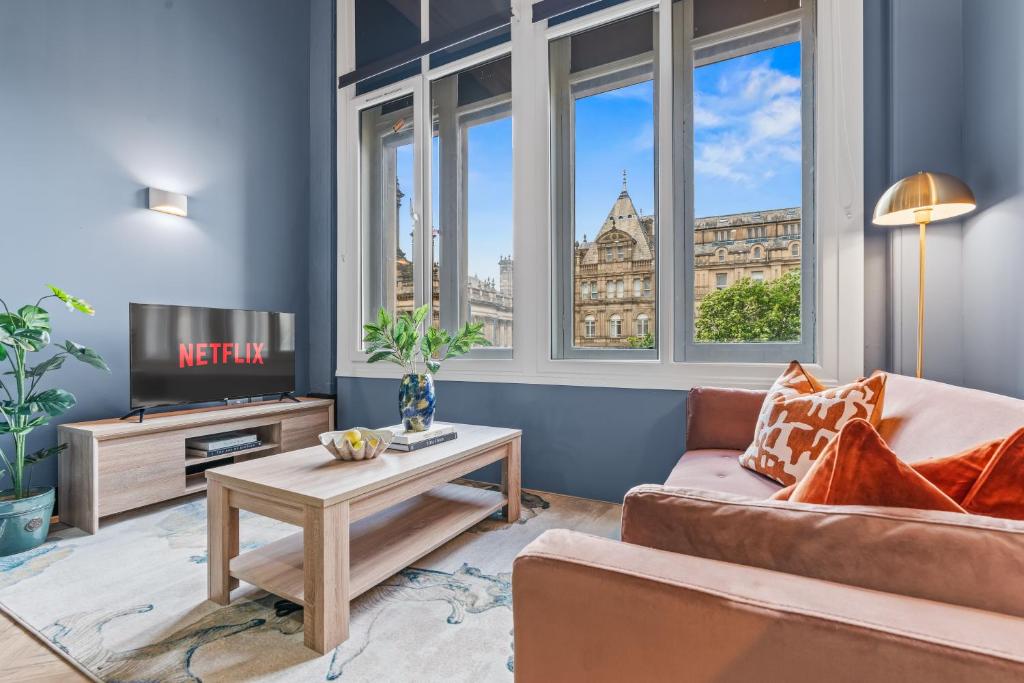 Athenaeum by Alt-Stay - 1 Bed Mezzanine Apartment Contractor and Relocation Accommodation with Fast Wi Fi, Netflix, Kitchen, Dishwasher, Laundry and Self Check In - Long Stay Ready with Weekly and Monthly Rates, Leeds