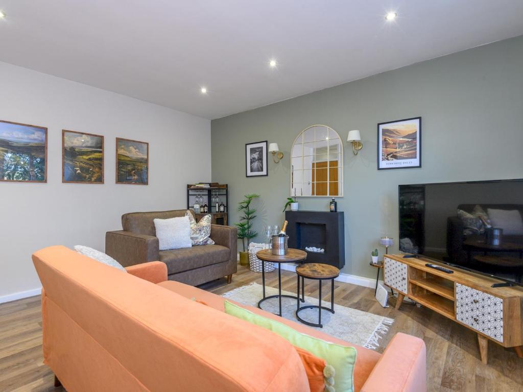 Pass the Keys Family Friendly home in Baildon Court-Free Parking, Bradford