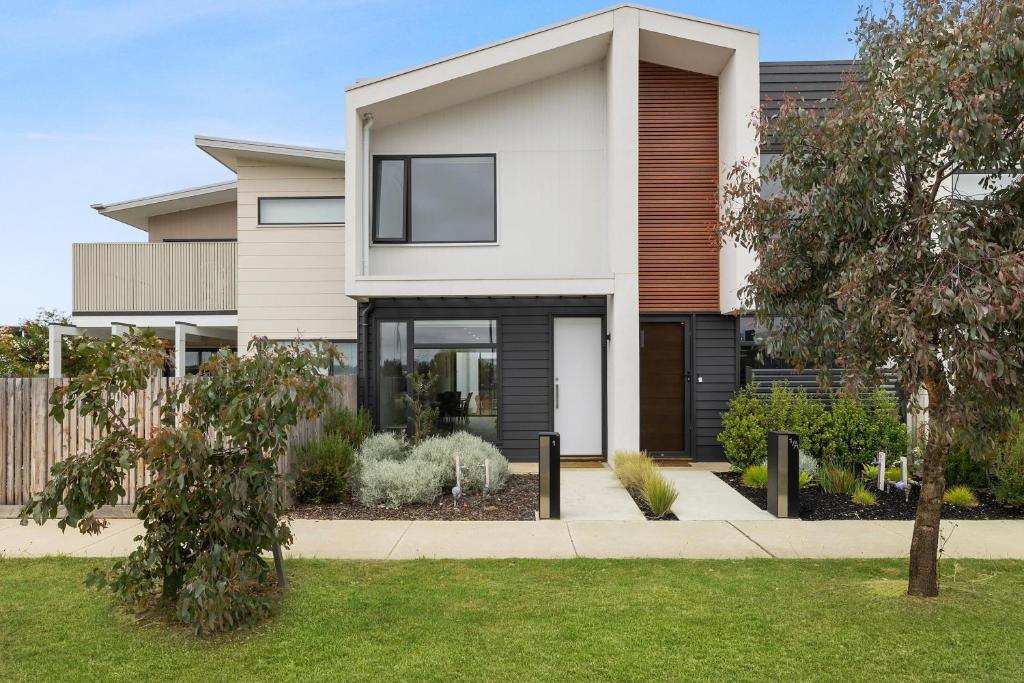 Bright Escape, Torquay