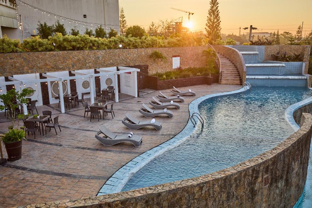 Swimming pool