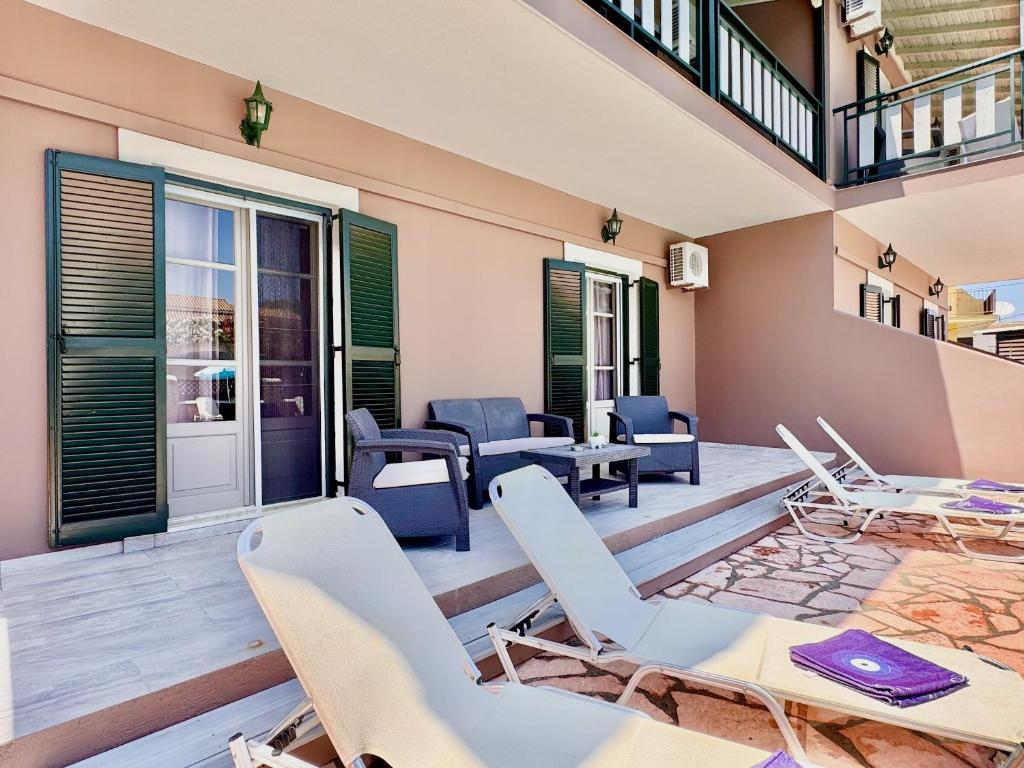 Villa Plastiras Sidari with private pool バルコニー/テラス