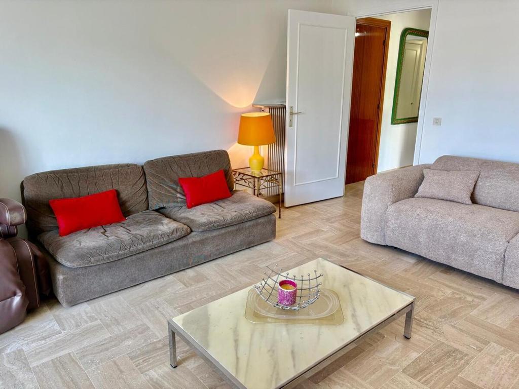 Eden Park Your Host Helper, Cannes