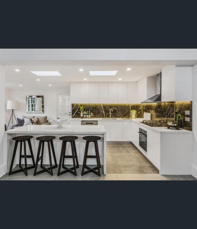 Spacious 5BD Garden House in Hornsby close 2 train, Hornsby