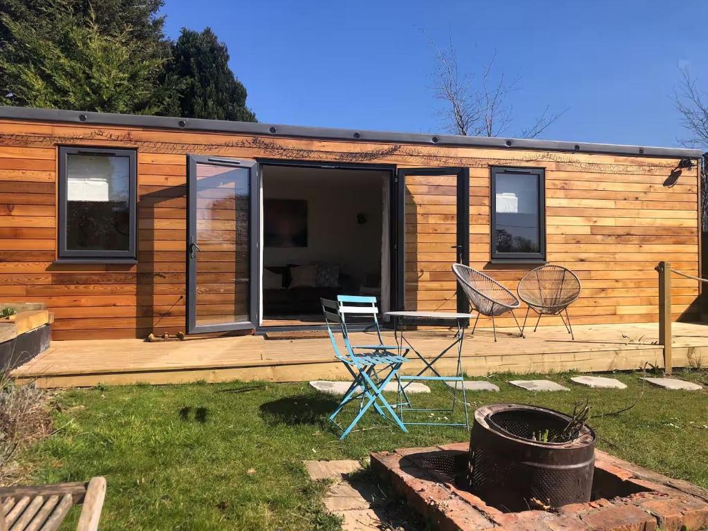 2 Guests - Garden Retreat with Balcony Views, Bruton