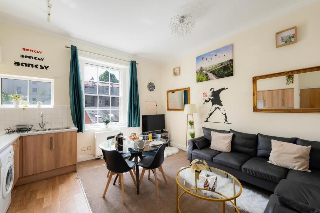 Clifton Nr Centre, Georgian Period Flat, Permit Parking x1, Garden, Bristol