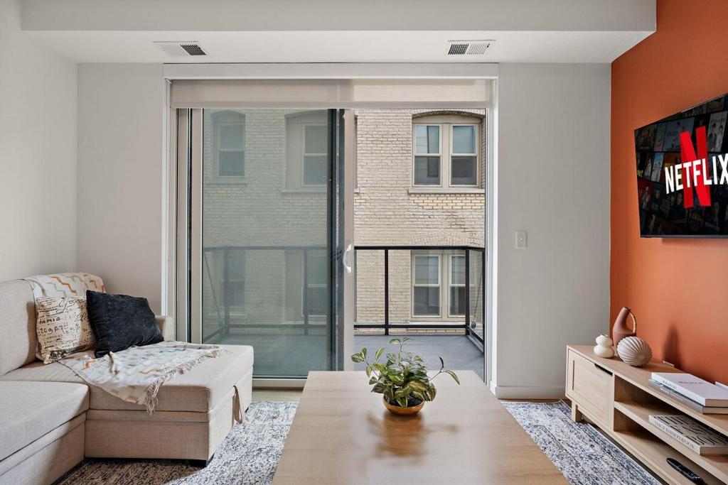 Chic & Luxury 1Bd Condo In Downtown Minneapolis, Minutes From Minneapolis Convention Center & US Bank Arena, Minneapolis