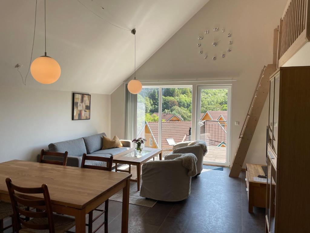 Hausvikstranda, Lyngdal