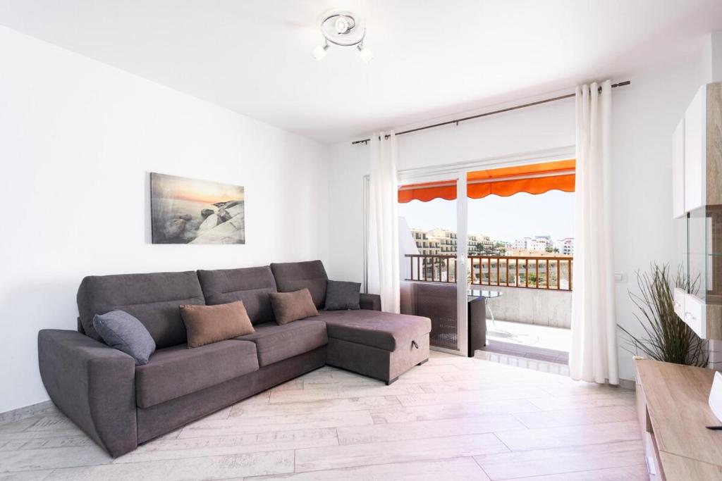 Bright & Elegant Duplex with Terrace and Pool, Just Steps from Puerto Colón - 4