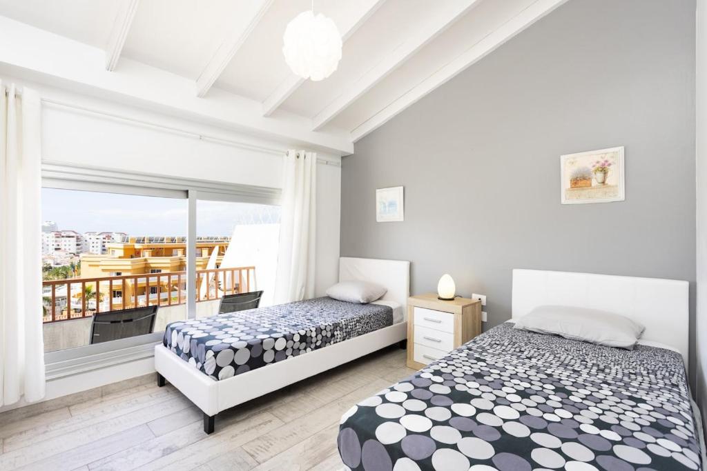 Bright & Elegant Duplex with Terrace and Pool, Just Steps from Puerto Colón - 3