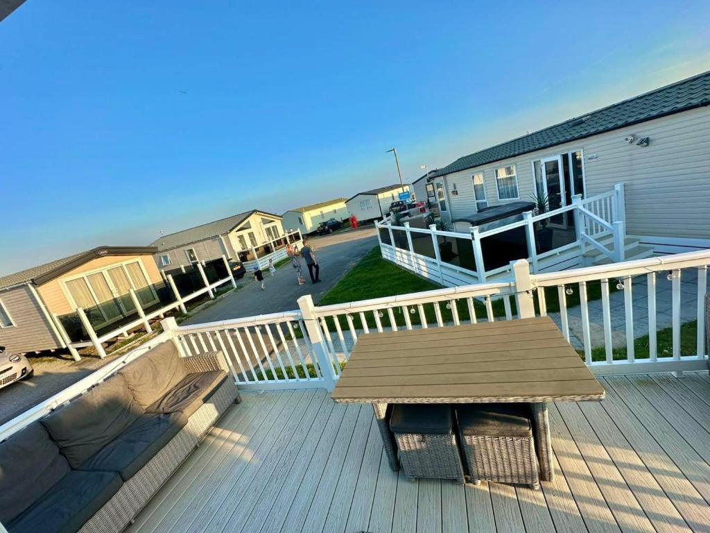 Poplars 33, 3 Bedroom Luxury Caravan Trecco Bay Porthcawl, Porthcawl