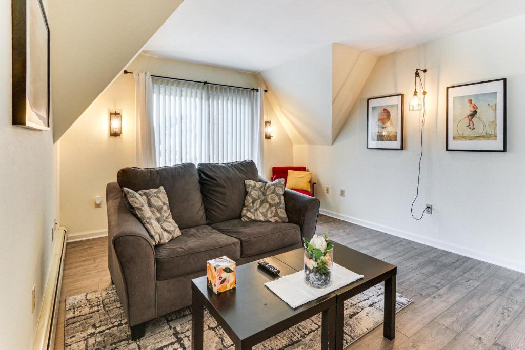 Walk to Town Charming Unit with Balcony in Bedford!, Bedford