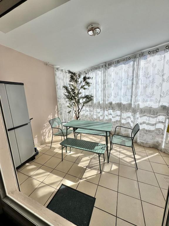 Chez J&M, Saint-Denis