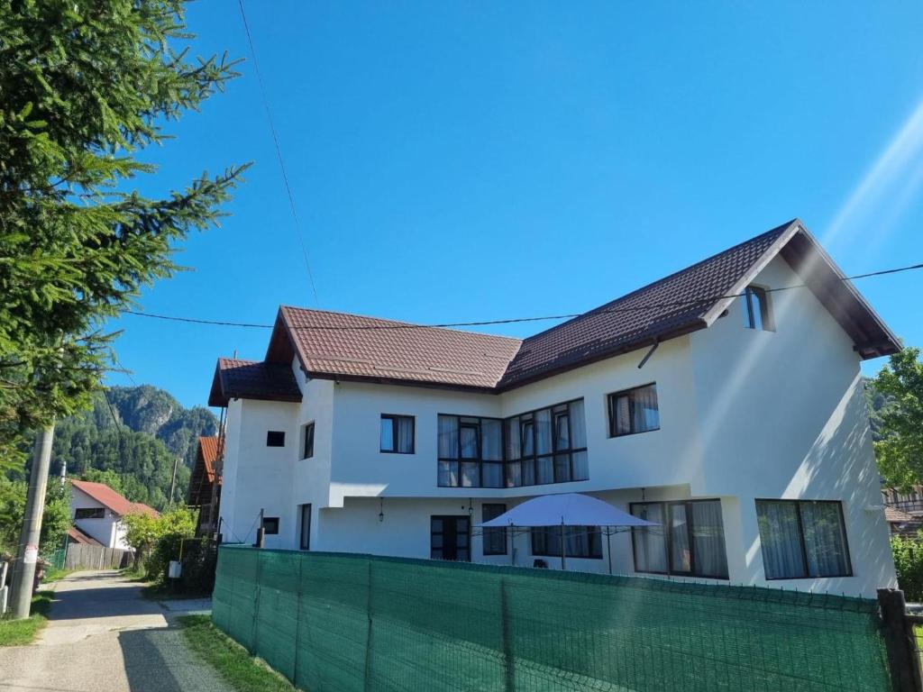 Vila Avram, Podu Dîmboviţei