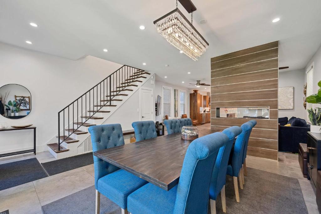 Wicker Park 6bd 4ba, Steps from CTA, Parking Incl home, Chicago