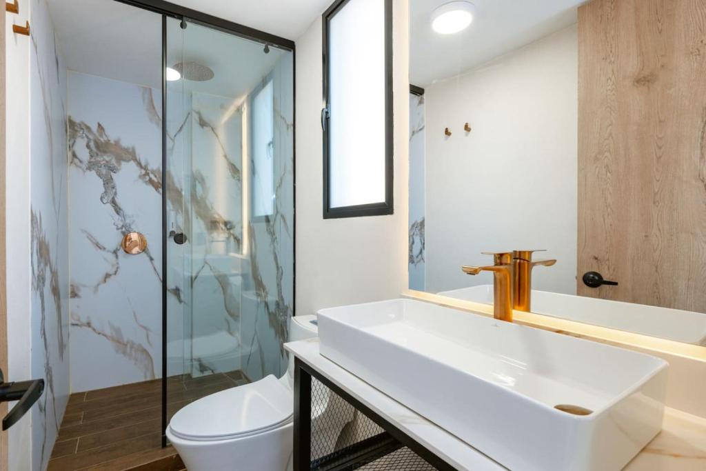 M401 Poblado Apt close to lleras park jacuzzi AC - 5