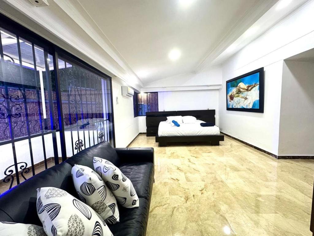 5BR Poblado 80s Mansion with Private Pool AC - 2