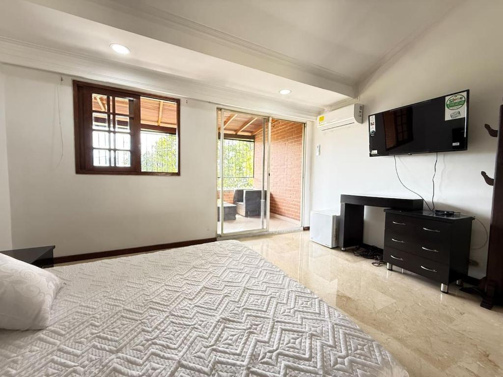 5BR Poblado 80s Mansion with Private Pool AC - 5