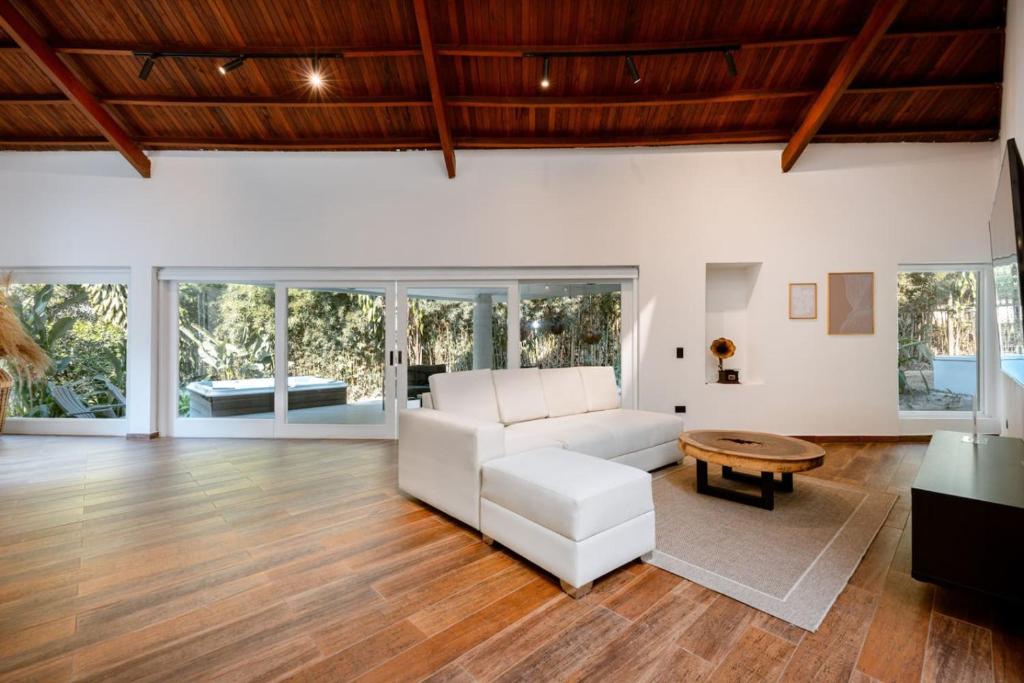 CH105 Poblado 7BR Villa Jacuzzi AC 24 hours Security - 4