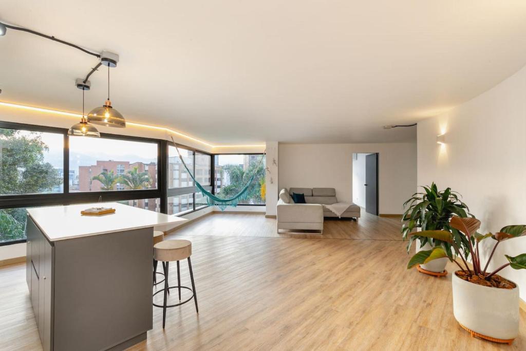 B1 Apt de 3 Alcobas en Poblado Provenza con Aire - 1