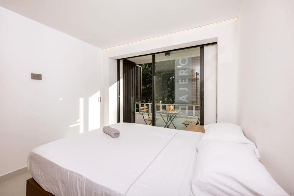 M54 Poblado 10BR 2 Apts with 2 Jacuzzis and AC - 5
