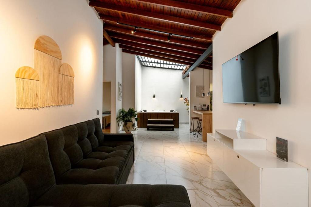 L2 2BR Laureles Apartment Jacuzzi AC - 3