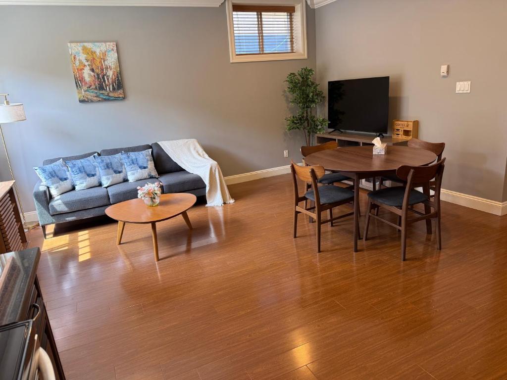 Peaceful & Cozy Home with 3 rooms, SHARED Bathrooms and SHARED Common Space, Vancouver