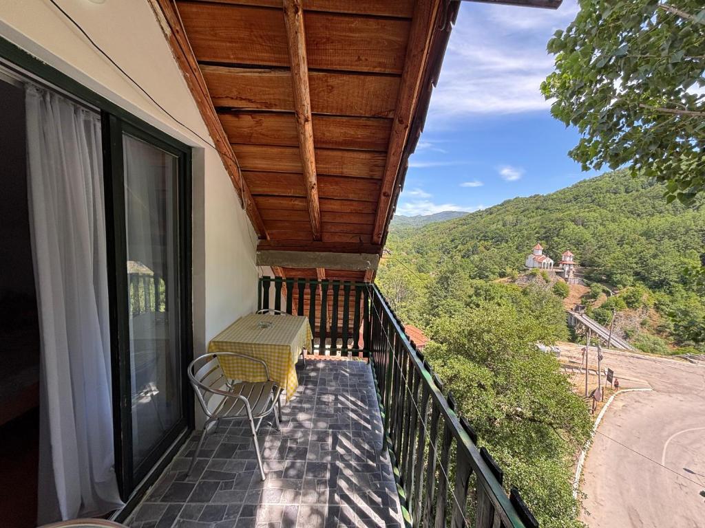 Lola, Prolomska Banja