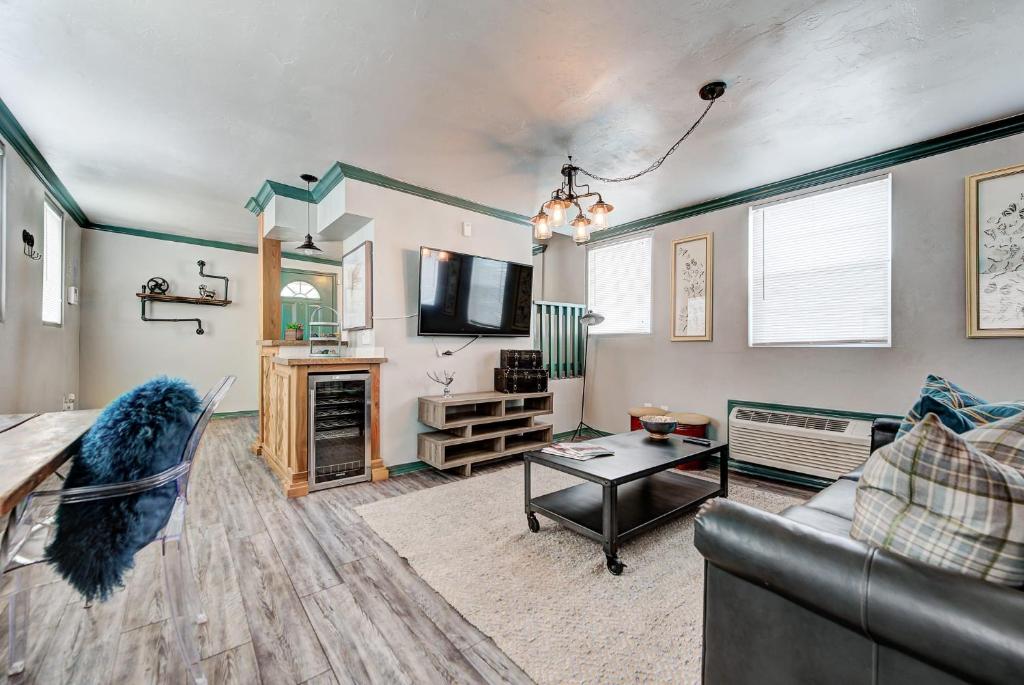 Indie Escape 1 blocks away from Plaza District, Oklahoma City