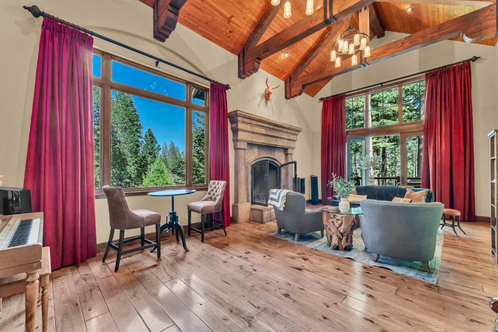 Star Haven Game Room & Forest Views, Truckee