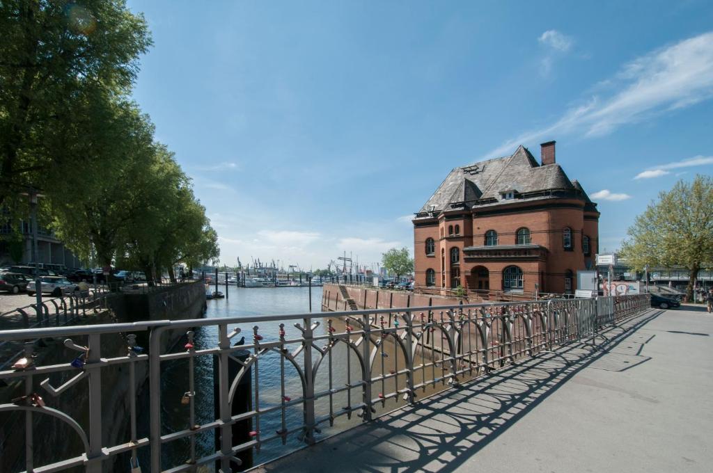 Nearby attraction, Appartements in der historischen Deichstrasse contactless Check in in Hamburg