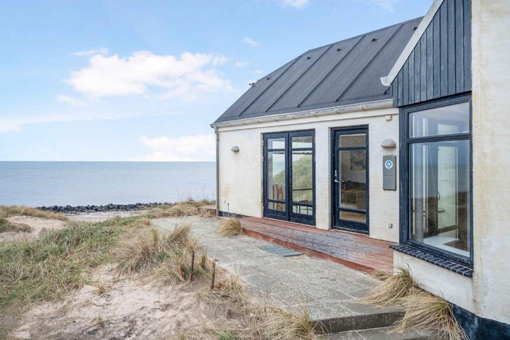 Beachfront Cottage With Panoramic View, Lonstrup