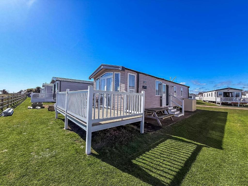 Beautiful 6 Berth Caravan With Full Sea Views For Hire In Suffolk Ref 68004Cr, Lowestoft