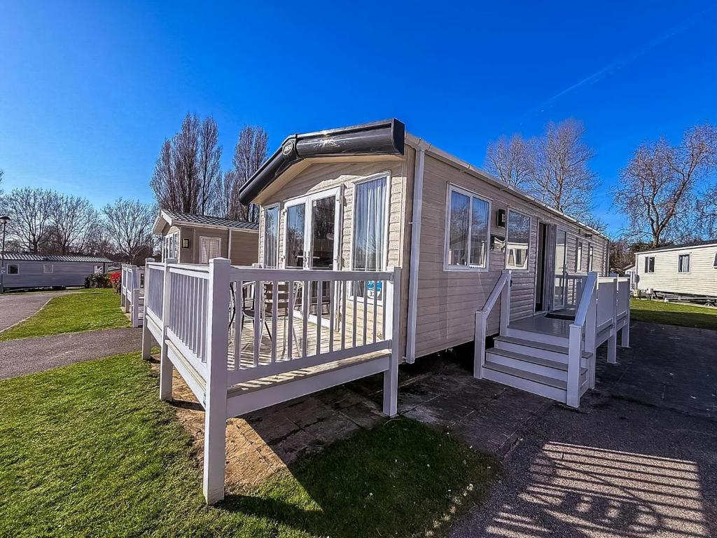 Modern Caravan With Decking At Haven Hopton-On-Sea Ref 80032M, Great Yarmouth
