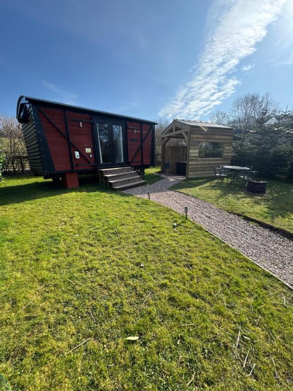 unique sheperds hut private hot tub, ensuite & kitchenette, Clodock