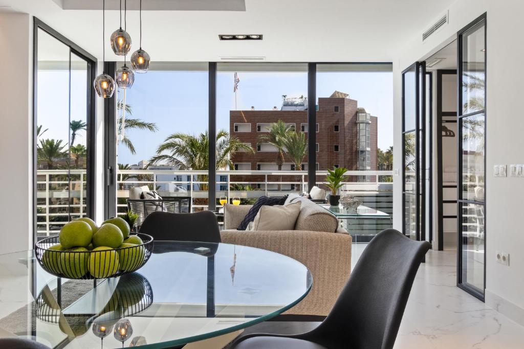 Black and White Beach - Boutique Apartment with Sea Views - 3