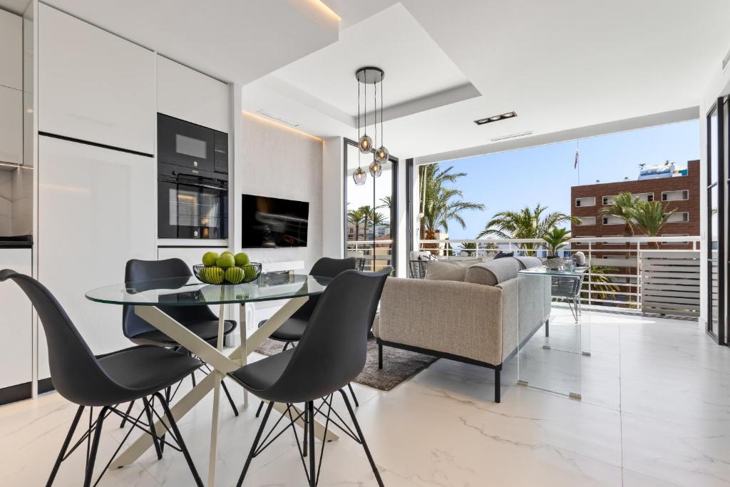 Black and White Beach - Boutique Apartment with Sea Views - 4
