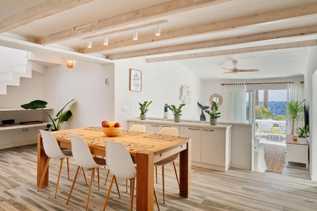 Bright oceanfront bungalow, views, garden, coastal - 2