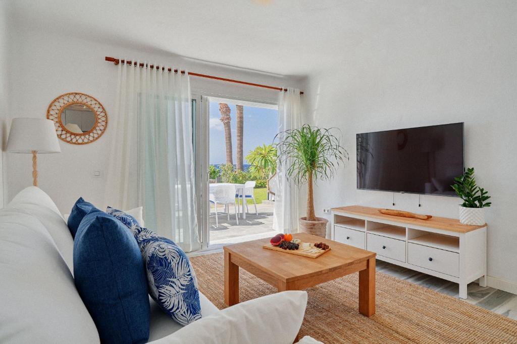 Bright oceanfront bungalow, views, garden, coastal - 4