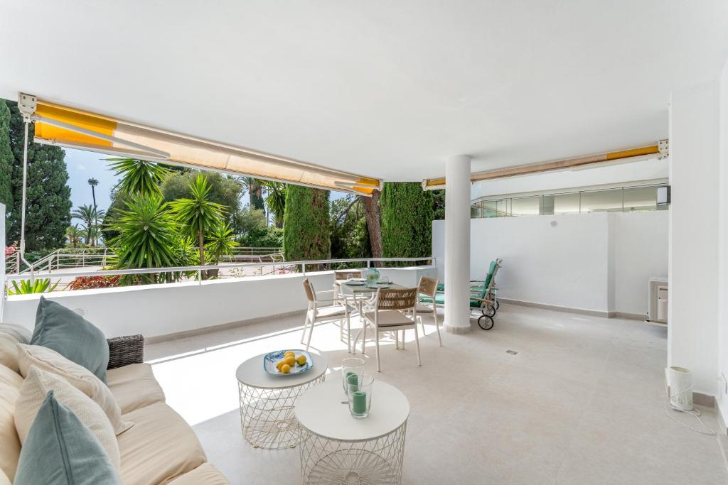 Renovated 2 Bedroom Apartment 5 Min Walk to the Beach - 2