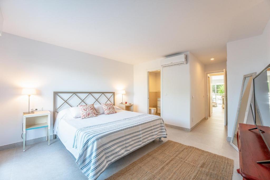 Renovated 2 Bedroom Apartment 5 Min Walk to the Beach - 5