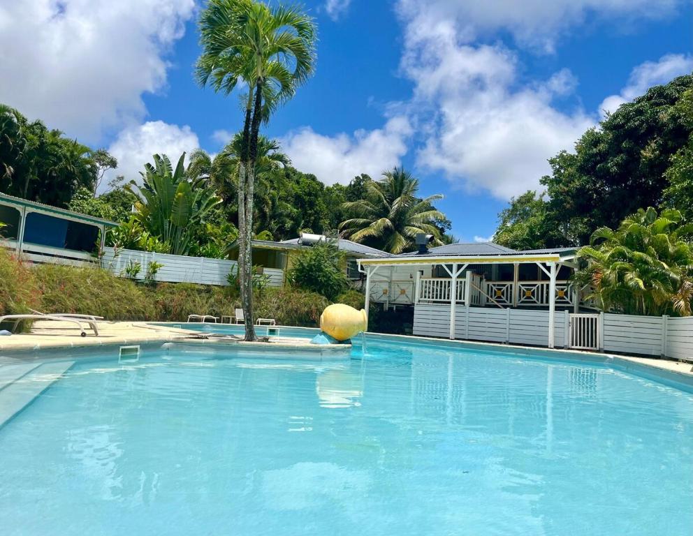 Le Curaçao, kaz dans jardin tropical avec piscine, Petit-Bourg