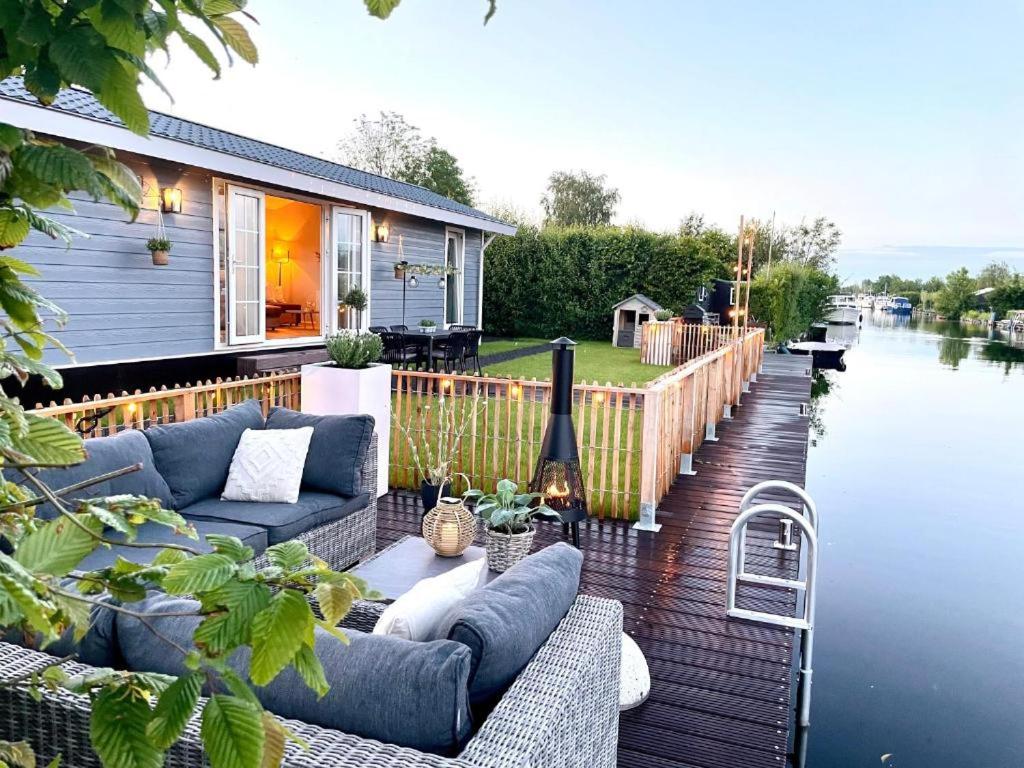 NEW - Waterhouse Linada on a lake near Amsterdam, Vinkeveen