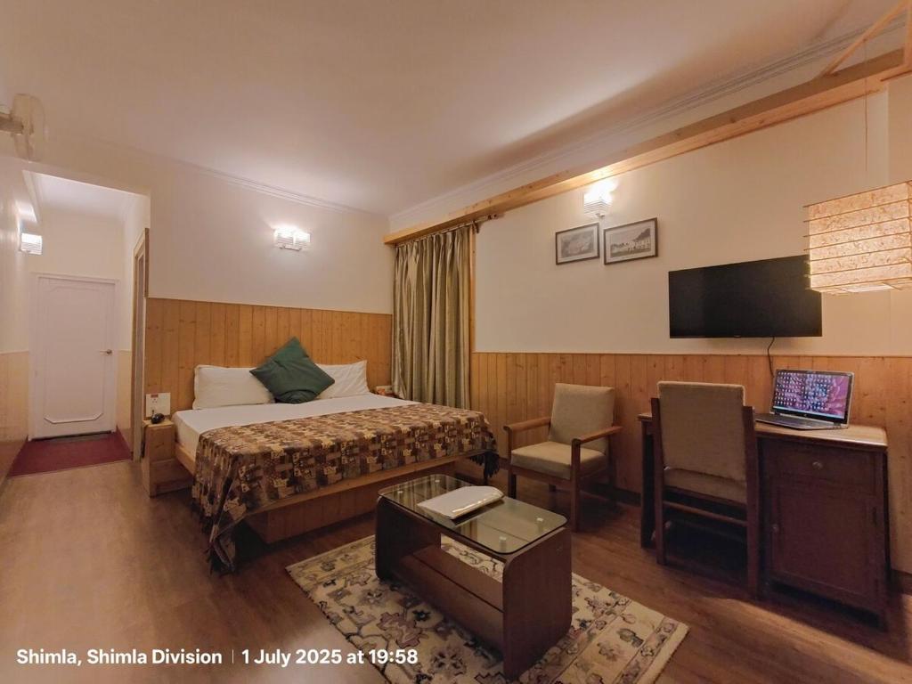 Cedar Serviced Apartment with terrace at Vatsalyam, Jāmb