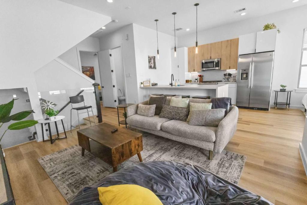 Spacious 6Br Combo sleeps 21 TMC Gym Balcony, Houston