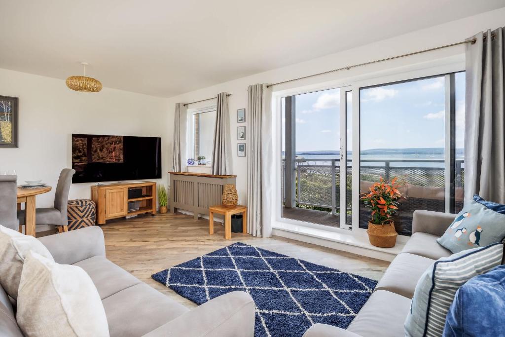 Isle View - Large Corner Balcony with Harbour Views, Poole