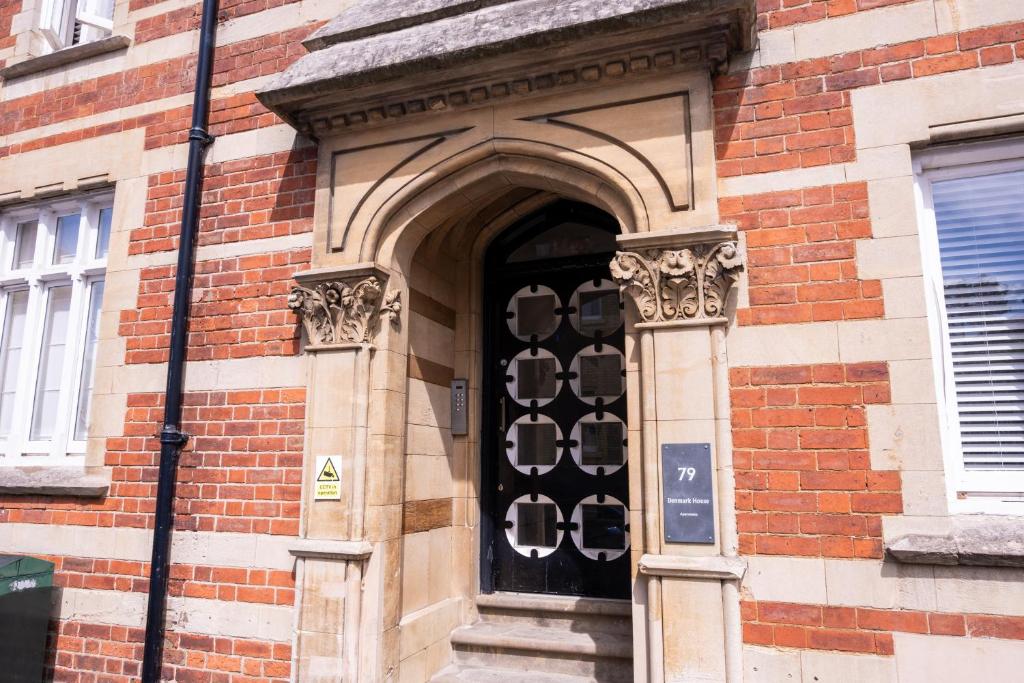 City Centre 2-BR Apt - Near NGH - Parking - NN1, Northampton