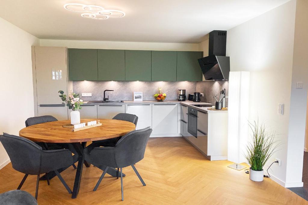 KÜSTE33/24 – Exklusive Ferienwohnung mit Sauna & nah am Strand!, Tossens