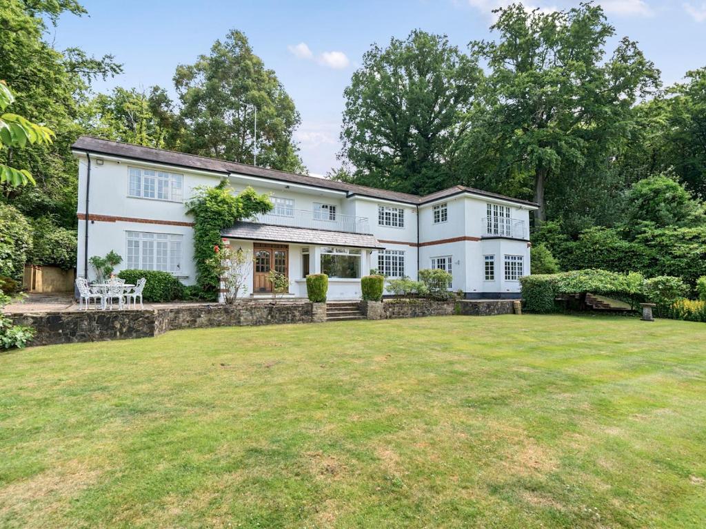 Pass the Keys Surrey Retreat – 5BR Hidden Gem, Ottershaw