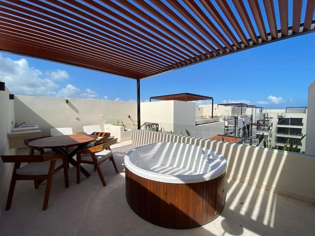 Luxe Jungle Retreat with Private Terrace & Jacuzzi in Aldea Zama - 2