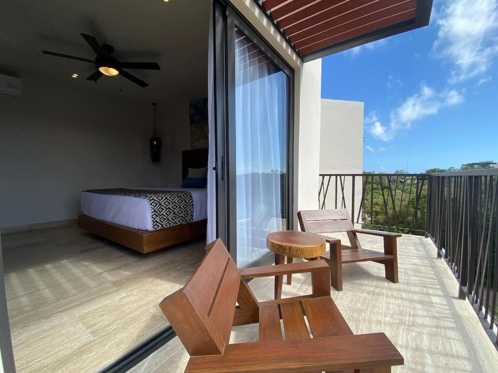 Luxe Jungle Retreat with Private Terrace & Jacuzzi in Aldea Zama - 4